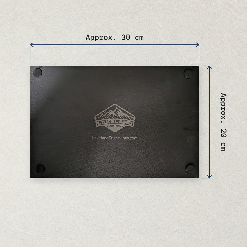 Underside of a rectangular natural slate placemat with arrows showing an approximate 30 cm width and 20 cm height