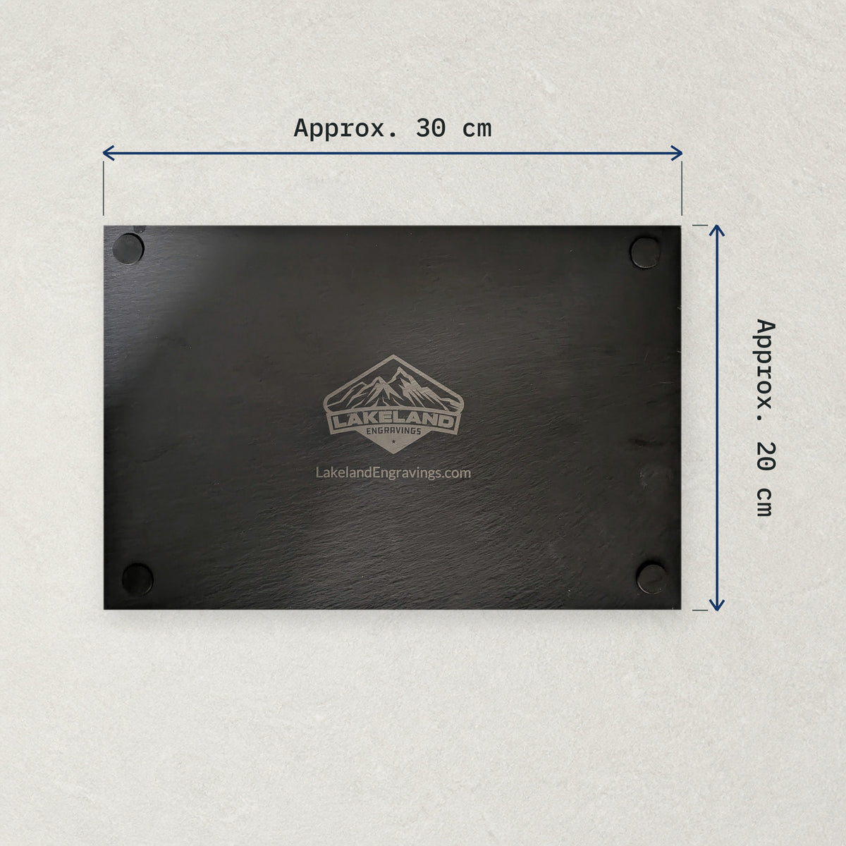 Underside of a rectangular natural slate placemat with arrows showing an approximate 30 cm width and 20 cm height